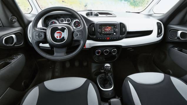 Desenho do painel é bem diferente do 500 hatch, mas o clima descolado é o mesmo | <a href="https://preprod.quatrorodas.abril.com.br/carros/impressoes/fiat-500l-725497.shtml" rel="migration">Leia mais</a> Desenho do painel é bem diferente do 500 hatch, mas o clima descolado é o mesmo | <a href="https://preprod.quatrorodas.abril.com.br/carros/impressoes/fiat-500l-725497.shtml" rel="migration">Leia mais</a>