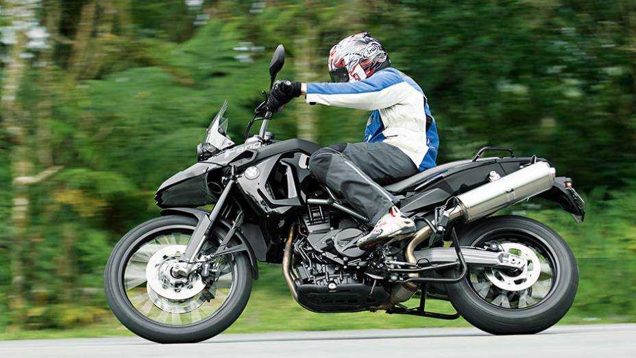 BMW: boa de curvas, mas com algum "rebolado" a mais | <a href="https://preprod.quatrorodas.abril.com.br/moto/testes/bmw-f-800-gs-x-triumph-tiger-800-xc-741460.shtml" rel="migration">Leia mais</a>