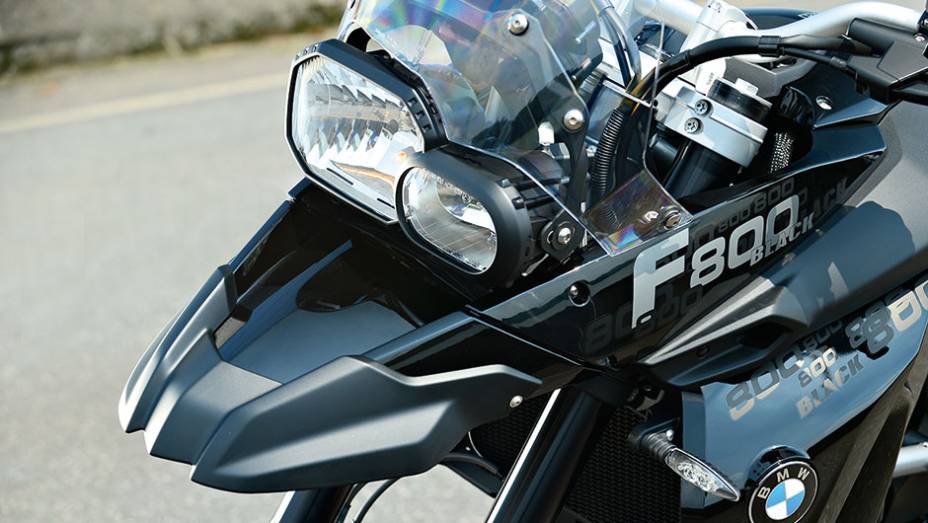 Faróis assimétricos já são marca registrada do modelo | <a href="https://preprod.quatrorodas.abril.com.br/moto/testes/bmw-f-800-gs-x-triumph-tiger-800-xc-741460.shtml" rel="migration">Leia mais</a>