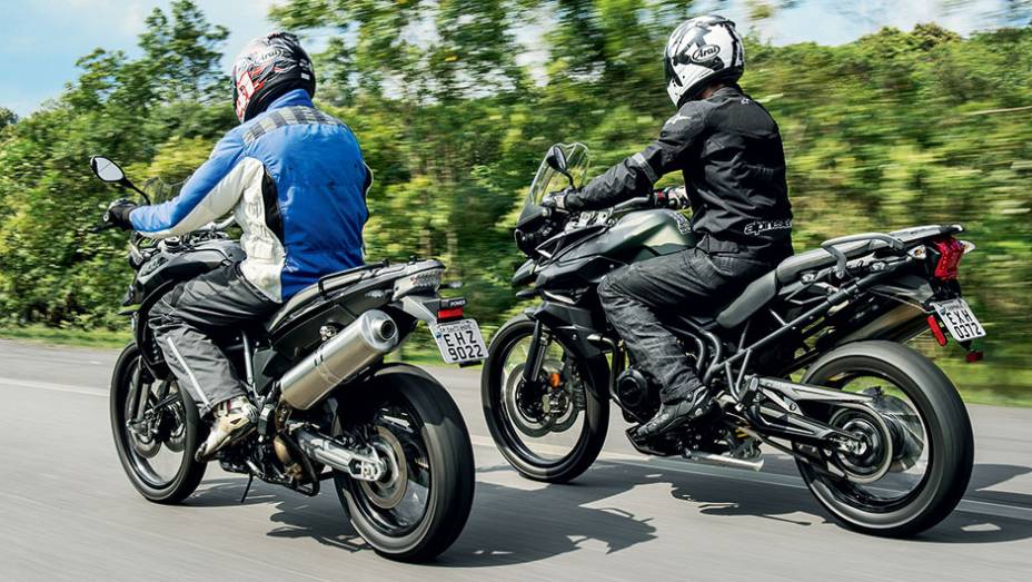 Ponteiras, discos traseiros e corrente em lados opostos | <a href="https://preprod.quatrorodas.abril.com.br/moto/testes/bmw-f-800-gs-x-triumph-tiger-800-xc-741460.shtml" rel="migration">Leia mais</a>