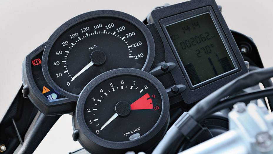 Mostradores ovais superpostos e LCD bastante completo na F 800 GS | <a href="https://preprod.quatrorodas.abril.com.br/moto/testes/bmw-f-800-gs-x-triumph-tiger-800-xc-741460.shtml" rel="migration">Leia mais</a>