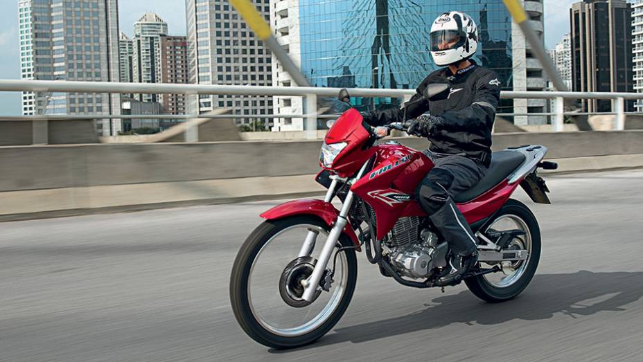 Proposta de moto urbana com rodas de trail: ela voltou! | <a href="https://preprod.quatrorodas.abril.com.br/moto/testes/honda-nx400-falcon-741432.shtml" rel="migration">Leia mais</a>