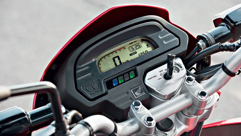 Proposta de moto urbana com rodas de trail: ela voltou! | <a href="https://preprod.quatrorodas.abril.com.br/moto/testes/honda-nx400-falcon-741432.shtml" rel="migration">Leia mais</a>