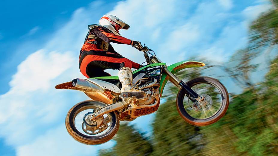 Novas suspensões, motor retrabalhado: a KX 450F voa alto | <a href="https://preprod.quatrorodas.abril.com.br/moto/testes/kawasaki-kx-250f-kx-450f-741846.shtml" rel="migration">Leia mais</a>