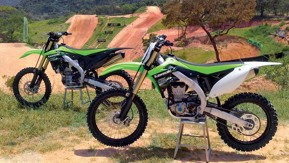 As máquinas de cross da Kawasaki para 2013: a KX 250F, ao fundo, e a mais feroz, KX 450F | <a href="https://preprod.quatrorodas.abril.com.br/moto/testes/kawasaki-kx-250f-kx-450f-741846.shtml" rel="migration">Leia mais</a>