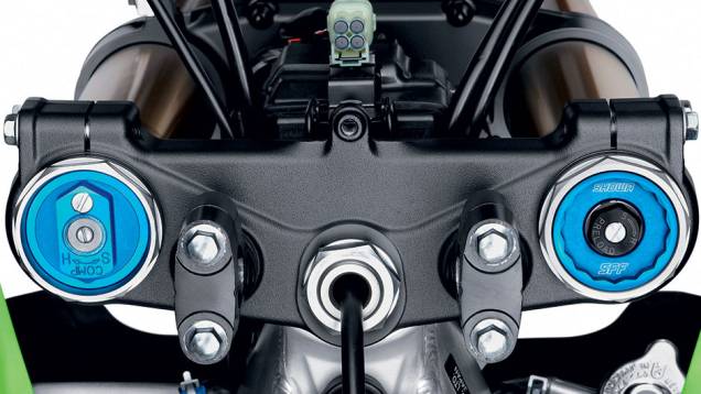 Na 250, cada bengala tem função diferente | <a href="https://preprod.quatrorodas.abril.com.br/moto/testes/kawasaki-kx-250f-kx-450f-741846.shtml" rel="migration">Leia mais</a> Na 250, cada bengala tem função diferente | <a href="https://preprod.quatrorodas.abril.com.br/moto/testes/kawasaki-kx-250f-kx-450f-741846.shtml" rel="migration">Leia mais</a>