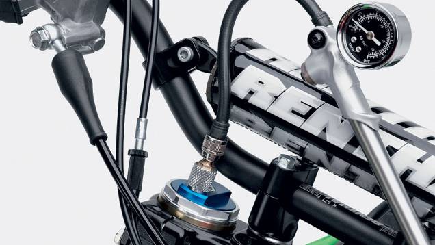 Na 450, não há molas, mas ar comprimido | <a href="https://preprod.quatrorodas.abril.com.br/moto/testes/kawasaki-kx-250f-kx-450f-741846.shtml" rel="migration">Leia mais</a> Na 450, não há molas, mas ar comprimido | <a href="https://preprod.quatrorodas.abril.com.br/moto/testes/kawasaki-kx-250f-kx-450f-741846.shtml" rel="migration">Leia mais</a>