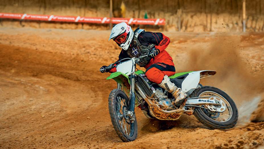 A Kawasaki KX 450F em ação: potencial para ganhar na pista | <a href="https://preprod.quatrorodas.abril.com.br/moto/testes/kawasaki-kx-250f-kx-450f-741846.shtml" rel="migration">Leia mais</a>