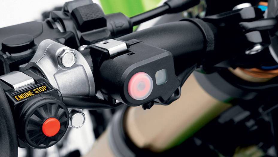 Na mão esquerda, luz do sistema de largada | <a href="https://preprod.quatrorodas.abril.com.br/moto/testes/kawasaki-kx-250f-kx-450f-741846.shtml" rel="migration">Leia mais</a>