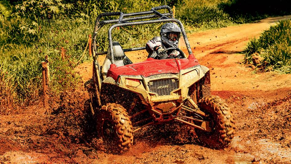 O Ranger RZR S 800 sai da lama tracionando as 4 | <a href="https://preprod.quatrorodas.abril.com.br/moto/testes/atv-utv-polaris-2013-742351.shtml" rel="migration">Leia mais</a>