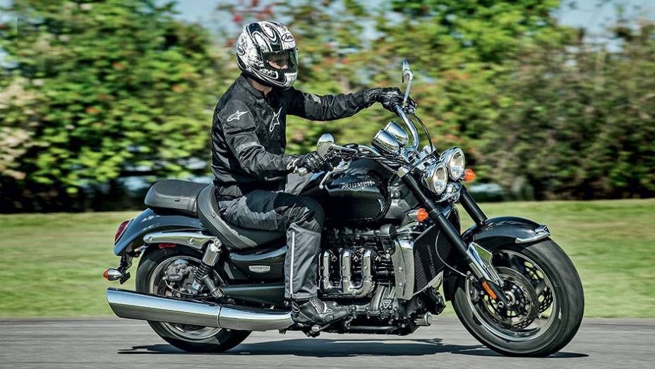 Rocket: radiador e coletor cromados ocultam motor | <a href="https://preprod.quatrorodas.abril.com.br/moto/testes/linha-triumph-2013-741889.shtml" rel="migration">Leia mais</a>