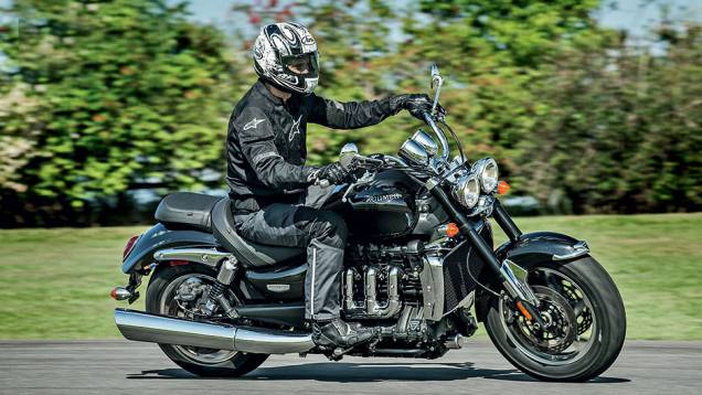 Rocket: radiador e coletor cromados ocultam motor | <a href="https://preprod.quatrorodas.abril.com.br/moto/testes/linha-triumph-2013-741889.shtml" rel="migration">Leia mais</a> Rocket: radiador e coletor cromados ocultam motor | <a href="https://preprod.quatrorodas.abril.com.br/moto/testes/linha-triumph-2013-741889.shtml" rel="migration">Leia mais</a>