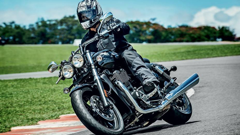 Thunderbird: dois far&oacute;is, escapes e guid&atilde;o T-bar | <a href="https://preprod.quatrorodas.abril.com.br/moto/testes/linha-triumph-2013-741889.shtml" rel="migration">Leia mais</a>