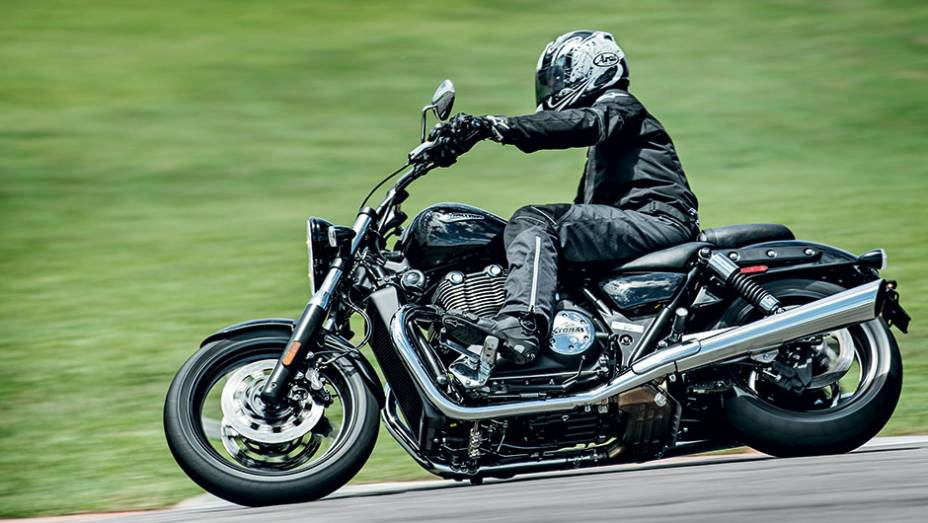 Thunderbird: 1,7 litro em 2 cilindros paralelos. Forte! | <a href="https://preprod.quatrorodas.abril.com.br/moto/testes/linha-triumph-2013-741889.shtml" rel="migration">Leia mais</a>