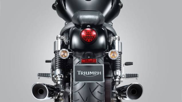 Na traseira, elementos ópticos redondos | <a href="https://preprod.quatrorodas.abril.com.br/moto/testes/linha-triumph-2013-741889.shtml" rel="migration">Leia mais</a> Na traseira, elementos ópticos redondos | <a href="https://preprod.quatrorodas.abril.com.br/moto/testes/linha-triumph-2013-741889.shtml" rel="migration">Leia mais</a>