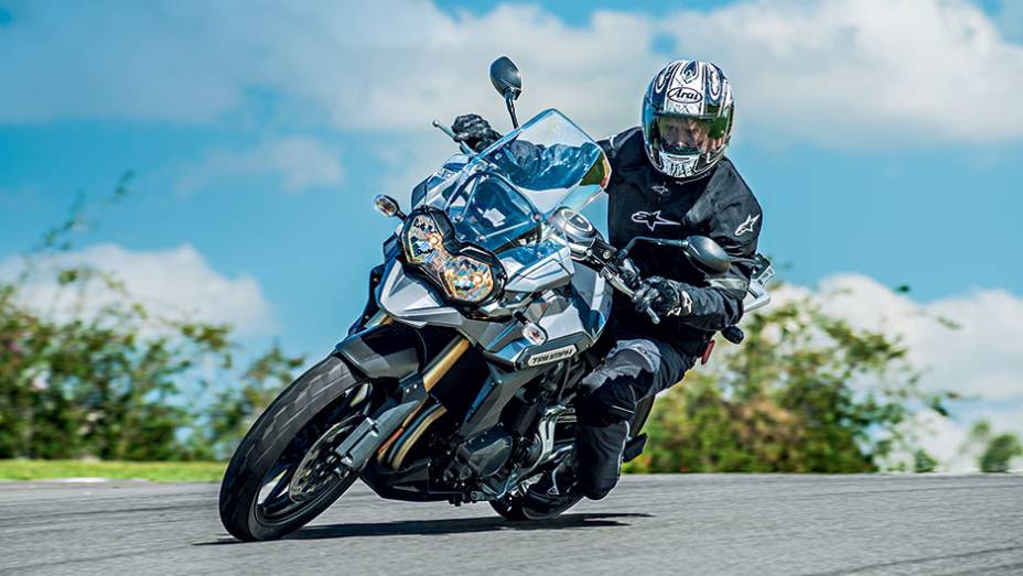 Tiger 1200: Fly by Wire ou acelerador eletrônico. Ligeira! | <a href="https://preprod.quatrorodas.abril.com.br/moto/testes/linha-triumph-2013-741889.shtml" rel="migration">Leia mais</a>