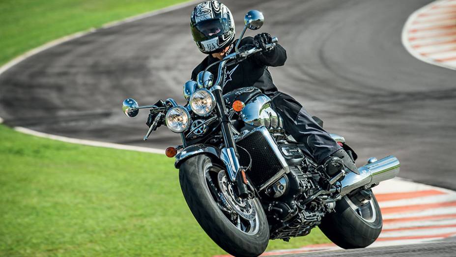 Empuxo de roubar o f&ocirc;lego com 2 300 cc em tr&ecirc;s cilindros | <a href="https://preprod.quatrorodas.abril.com.br/moto/testes/linha-triumph-2013-741889.shtml" rel="migration">Leia mais</a>