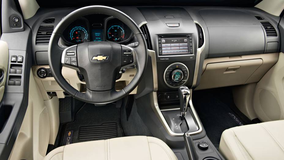 Painel &eacute; quase igual ao da S10. A diferen&ccedil;a est&aacute; na ado&ccedil;&atilde;o da cor bege na parte inferior, nas portas e na forra&ccedil;&atilde;o de couro dos bancos | <a href="https://preprod.quatrorodas.abril.com.br/carros/testes/chevrolet-trailblazer-729755.shtml" rel="migration">Leia mais</a>