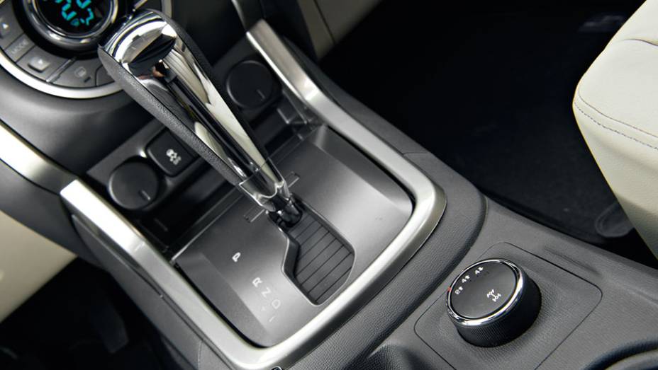 Bot&atilde;o girat&oacute;rio controla o acionamento da tra&ccedil;&atilde;o | <a href="https://preprod.quatrorodas.abril.com.br/carros/testes/chevrolet-trailblazer-729755.shtml" rel="migration">Leia mais</a>