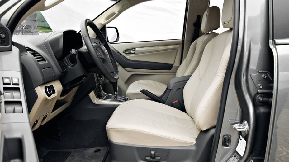 De s&eacute;rie, o banco do motorista tem regulagens el&eacute;tricas | <a href="https://preprod.quatrorodas.abril.com.br/carros/testes/chevrolet-trailblazer-729755.shtml" rel="migration">Leia mais</a>