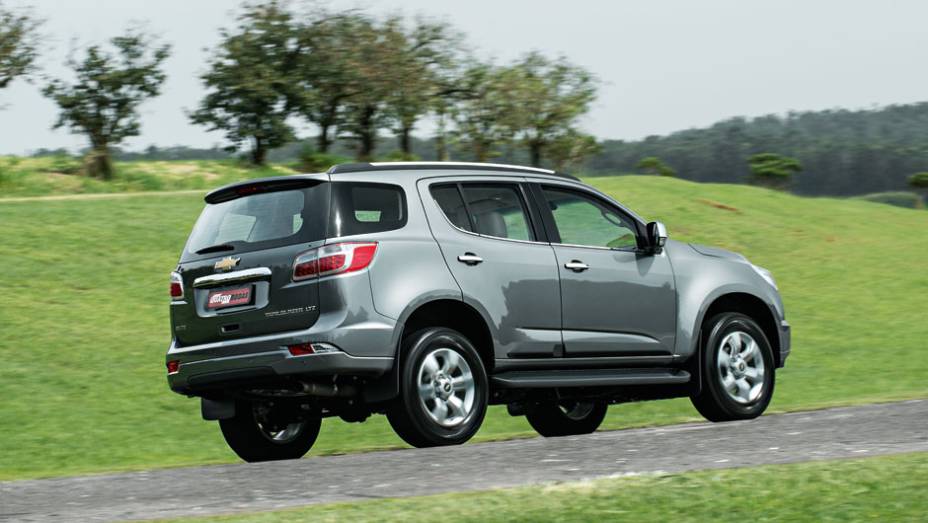 Dispon&iacute;veis apenas na vers&atilde;o LTZ, as Trailblazer a diesel e a gasolina s&atilde;o id&ecirc;nticas visualmente. Apenas os logotipos na traseira as diferenciam | <a href="https://preprod.quatrorodas.abril.com.br/carros/testes/chevrolet-trailblazer-729755.shtml" rel="migration">Leia mais</a>