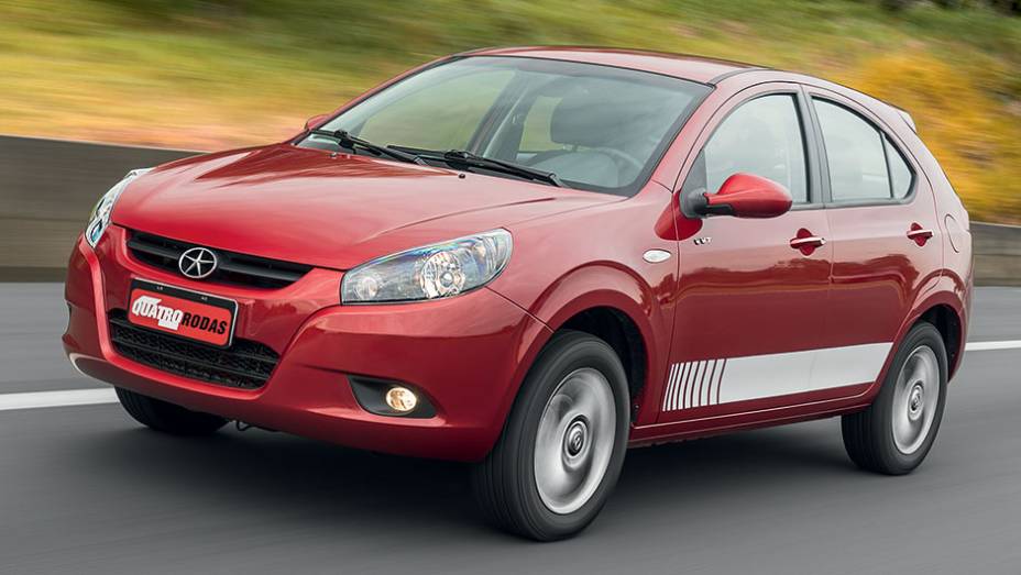 Faixa lateral pode ser branca ou preta, combinando com a carroceria | <a href="%3Cbr%20/%3Ehttps://preprod.quatrorodas.abril.com.br/carros/lancamentos/jac-j3-s-1-5-jetflex-740479.shtml" rel="migration">Leia mais</a>