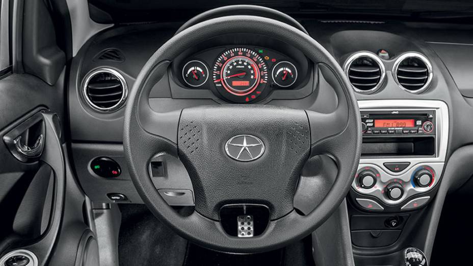 O pl&aacute;stico duro do painel contrasta com... | <a href="https://preprod.quatrorodas.abril.com.br/carros/lancamentos/jac-j3-s-1-5-jetflex-740479.shtml" rel="migration">Leia mais</a>