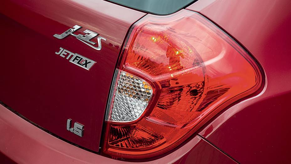 ...emblemas identificam a nova vers&atilde;o | <a href="https://preprod.quatrorodas.abril.com.br/carros/lancamentos/jac-j3-s-1-5-jetflex-740479.shtml" rel="migration">Leia mais</a>