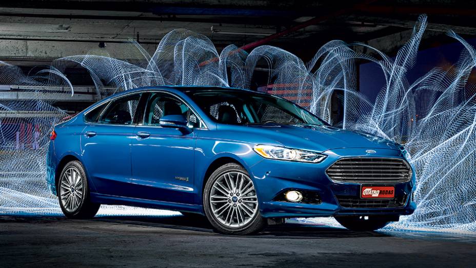 O emblema lateral na porta dianteira identifica a versão | <a href="https://preprod.quatrorodas.abril.com.br/carros/testes/ford-fusion-hybrid-757087.shtml" rel="migration">Leia mais</a>