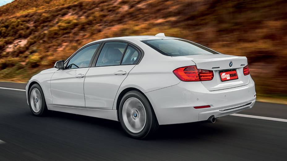 Para-lamas largos conferem robustez ao perfil do 320i | <a href="https://preprod.quatrorodas.abril.com.br/carros/comparativos/mercedes-c-180-x-bmw-320i-active-flex-812777.shtml" target="_blank" rel="migration">Leia mais</a>