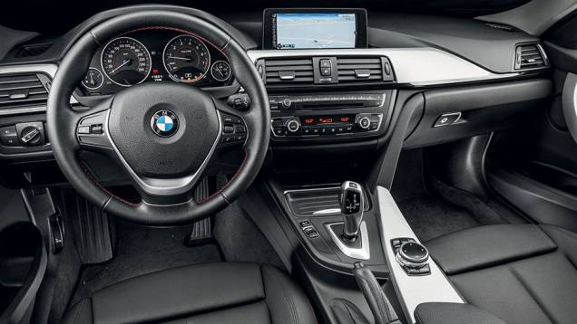 Volante não traz borboletas para trocas de marcha manuais | <a href="https://preprod.quatrorodas.abril.com.br/carros/comparativos/mercedes-c-180-x-bmw-320i-active-flex-812777.shtml" target="_blank" rel="migration">Leia mais</a> Volante não traz borboletas para trocas de marcha manuais | <a href="https://preprod.quatrorodas.abril.com.br/carros/comparativos/mercedes-c-180-x-bmw-320i-active-flex-812777.shtml" target="_blank" rel="migration">Leia mais</a>