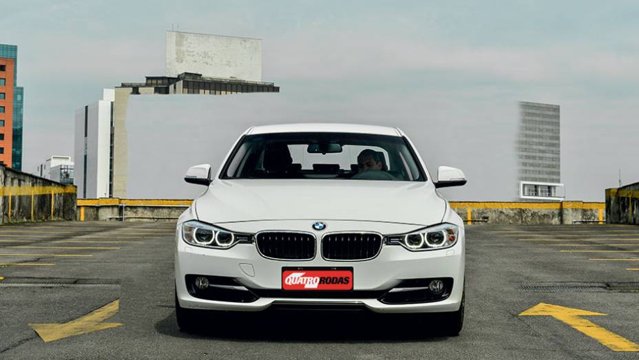 Dois pares de leds circulares. Estilo que define um BMW | <a href="https://preprod.quatrorodas.abril.com.br/carros/comparativos/mercedes-c-180-x-bmw-320i-active-flex-812777.shtml" target="_blank" rel="migration">Leia mais</a>