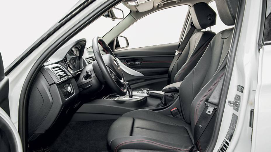 Cintura baixa, janelas altas: cabine é bem-iluminada | <a href="https://preprod.quatrorodas.abril.com.br/carros/comparativos/mercedes-c-180-x-bmw-320i-active-flex-812777.shtml" target="_blank" rel="migration">Leia mais</a>