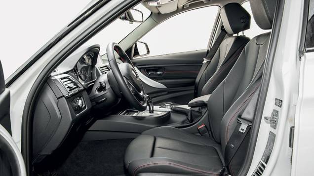 Cintura baixa, janelas altas: cabine é bem-iluminada | <a href="https://preprod.quatrorodas.abril.com.br/carros/comparativos/mercedes-c-180-x-bmw-320i-active-flex-812777.shtml" target="_blank" rel="migration">Leia mais</a> Cintura baixa, janelas altas: cabine é bem-iluminada | <a href="https://preprod.quatrorodas.abril.com.br/carros/comparativos/mercedes-c-180-x-bmw-320i-active-flex-812777.shtml" target="_blank" rel="migration">Leia mais</a>