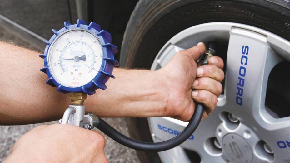 Verifique a calibragem dos pneus a cada duas semanas, no m&iacute;nimo. Press&atilde;o a mais tamb&eacute;m &eacute; ruim. | <a href="https://preprod.quatrorodas.abril.com.br/reportagens/geral/viloes-consumo-841540.shtml" target="_blank" rel="migration">Leia mais</a>