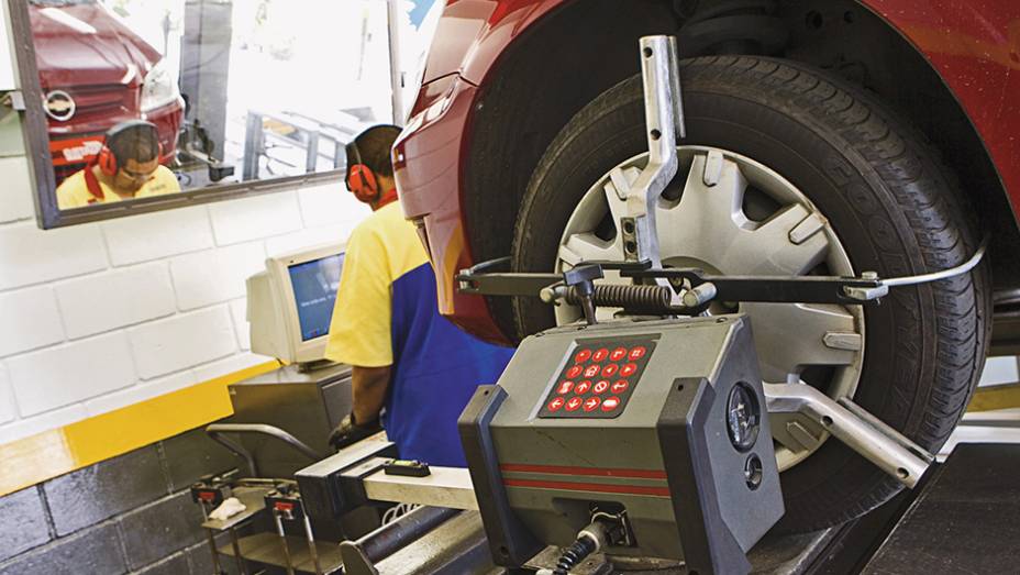 N&atilde;o descuide do alinhamento. Pneus desalinhados prejudicam a rolagem e sobrecarregam o motor. | <a href="https://preprod.quatrorodas.abril.com.br/reportagens/geral/viloes-consumo-841540.shtml" target="_blank" rel="migration">Leia mais</a>