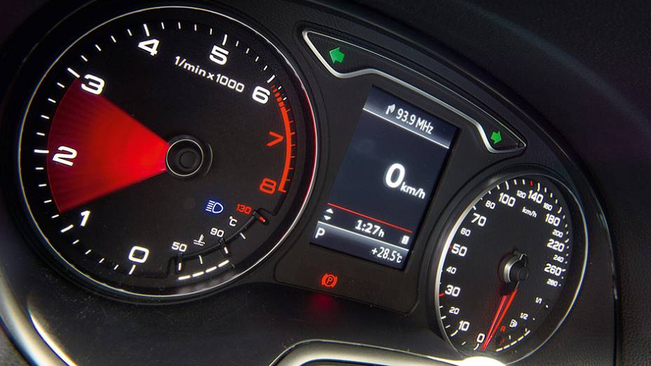 Rota&ccedil;&atilde;o elevada do motor eleva o consumo. Prefira marchas altas e aproveite a in&eacute;rcia do ve&iacute;culo. | <a href="https://preprod.quatrorodas.abril.com.br/reportagens/geral/viloes-consumo-841540.shtml" target="_blank" rel="migration">Leia mais</a>