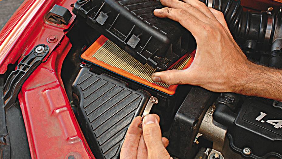 N&atilde;o descuide da manuten&ccedil;&atilde;o. Carro desregulado gasta e polui mais. Filtros saturados comprometem a mistura de ar e combust&iacute;vel. Velas gastas prejudicam a igni&ccedil;&atilde;o. | <a href="https://preprod.quatrorodas.abril.com.br/reportagens/geral/viloes-consumo-841540.shtml" rel="migration"></a>