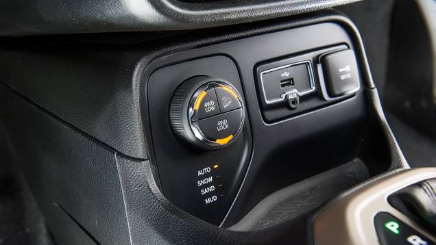 Todos os ajustes de tração são feitos por teclasinstaladas à frente do câmbio | <a href="https://preprod.quatrorodas.abril.com.br//carros/comparativos/troller-t4-x-jeep-renegade-890323.shtml" target="_blank" rel="migration">Leia mais</a> Todos os ajustes de tração são feitos por teclasinstaladas à frente do câmbio | <a href="https://preprod.quatrorodas.abril.com.br//carros/comparativos/troller-t4-x-jeep-renegade-890323.shtml" target="_blank" rel="migration">Leia mais</a>