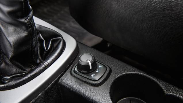 Seletor de tração permite optar entre três modos:4x2, 4x4 normal e 4x4 reduzida | <a href="https://preprod.quatrorodas.abril.com.br//carros/comparativos/troller-t4-x-jeep-renegade-890323.shtml" target="_blank" rel="migration">Leia mais</a> Seletor de tração permite optar entre três modos:4x2, 4x4 normal e 4x4 reduzida | <a href="https://preprod.quatrorodas.abril.com.br//carros/comparativos/troller-t4-x-jeep-renegade-890323.shtml" target="_blank" rel="migration">Leia mais</a>