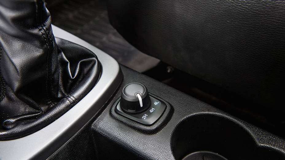 Seletor de tra&ccedil;&atilde;o permite optar entre tr&ecirc;s modos:4x2, 4x4 normal e 4x4 reduzida | <a href="https://preprod.quatrorodas.abril.com.br//carros/comparativos/troller-t4-x-jeep-renegade-890323.shtml" target="_blank" rel="migration">Leia mais</a>