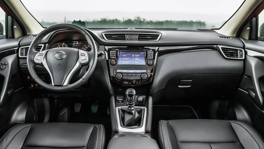 Interior bem-acabado pode contar com central que oferece visão superior de 360º | <a href="https://preprod.quatrorodas.abril.com.br/carros/impressoes/nissan-qashqai-888920.shtml" target="_blank" rel="migration">Leia mais</a>