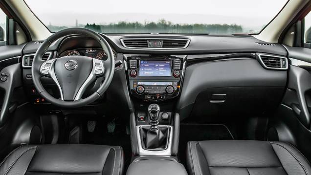 Interior bem-acabado pode contar com central que oferece visão superior de 360º | <a href="https://preprod.quatrorodas.abril.com.br/carros/impressoes/nissan-qashqai-888920.shtml" target="_blank" rel="migration">Leia mais</a> Interior bem-acabado pode contar com central que oferece visão superior de 360º | <a href="https://preprod.quatrorodas.abril.com.br/carros/impressoes/nissan-qashqai-888920.shtml" target="_blank" rel="migration">Leia mais</a>