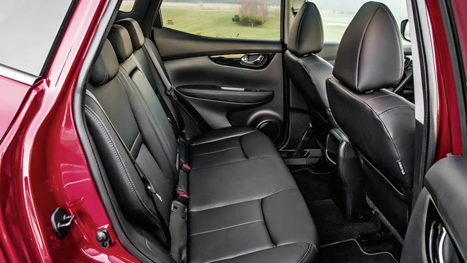 Espaço interno é adequado para levar cinco adultos sem apertos | <a href="https://preprod.quatrorodas.abril.com.br/carros/impressoes/nissan-qashqai-888920.shtml" target="_blank" rel="migration">Leia mais</a>