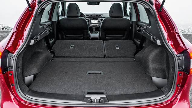 Porta-malas tem dois painéis que... | <a href="https://preprod.quatrorodas.abril.com.br/carros/impressoes/nissan-qashqai-888920.shtml" target="_blank" rel="migration">Leia mais</a> Porta-malas tem dois painéis que... | <a href="https://preprod.quatrorodas.abril.com.br/carros/impressoes/nissan-qashqai-888920.shtml" target="_blank" rel="migration">Leia mais</a>