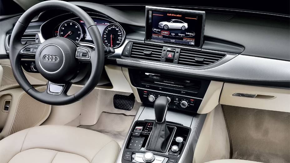 Tela retr&aacute;til exibe 5 modos de pilotagem... | <a href="https://preprod.quatrorodas.abril.com.br/carros/testes/audi-a6-2-0-tfsi-898260.shtml" target="_blank" rel="migration">Leia mais</a>