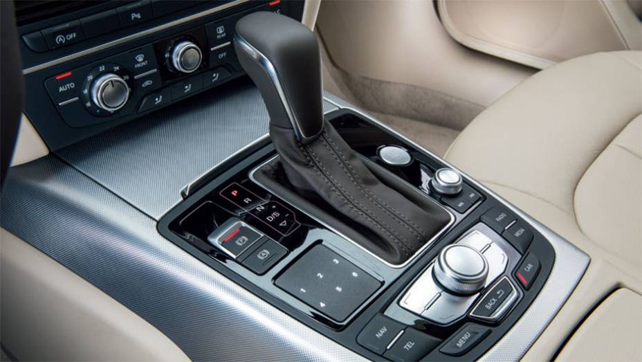 ... que podem ser selecionados pelo bot&atilde;o central no console | <a href="https://preprod.quatrorodas.abril.com.br/carros/testes/audi-a6-2-0-tfsi-898260.shtml" target="_blank" rel="migration">Leia mais</a>