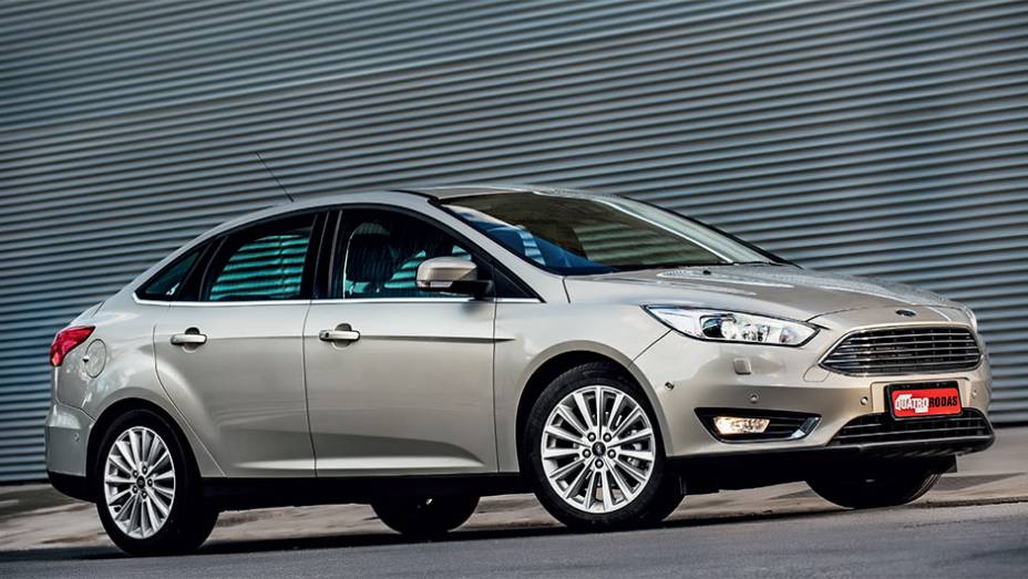 Roda exclusiva para a vers&atilde;o tr&ecirc;s volumes | <a href="https://preprod.quatrorodas.abril.com.br/carros/testes/ford-focus-fastback-titanium-plus-898220.shtml" target="_blank" rel="migration">Leia mais</a>