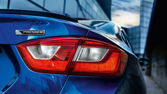 As lanternas traseiras do Cruze, que lembram as do novo Camaro, seguem o novo estilo da Chevrolet | <a href="https://preprod.quatrorodas.abril.com.br/carros/comparativos/novos-sedas-898860.shtml" target="_blank" rel="migration">Leia mais</a> As lanternas traseiras do Cruze, que lembram as do novo Camaro, seguem o novo estilo da Chevrolet | <a href="https://preprod.quatrorodas.abril.com.br/carros/comparativos/novos-sedas-898860.shtml" target="_blank" rel="migration">Leia mais</a>