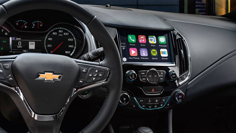 Na vers&atilde;o apresentada em Detroit, o Cruze tinha painel emborrachado, com detalhescromados, e instrumentos concentrados em umatela digital | <a href="https://preprod.quatrorodas.abril.com.br/carros/comparativos/novos-sedas-898860.shtml" target="_blank" rel="migration">Leia mais</a>